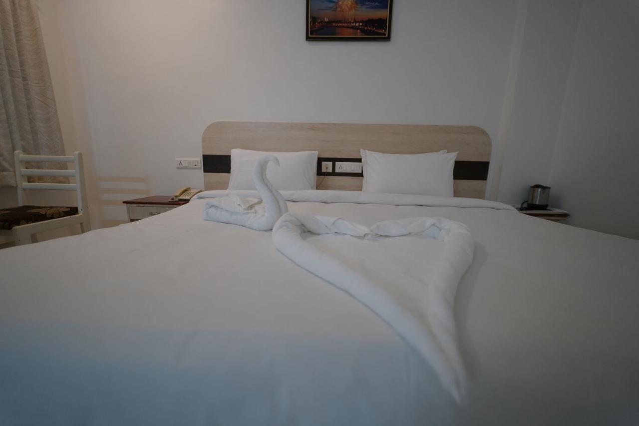 Hotel Palmyra Grand Inn Tirunelveli Exteriör bild